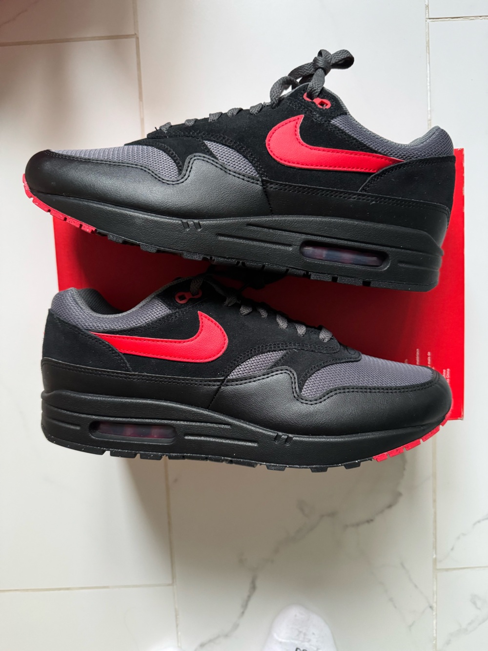 Nike Men’s Black and Red Low-Top Sneakers